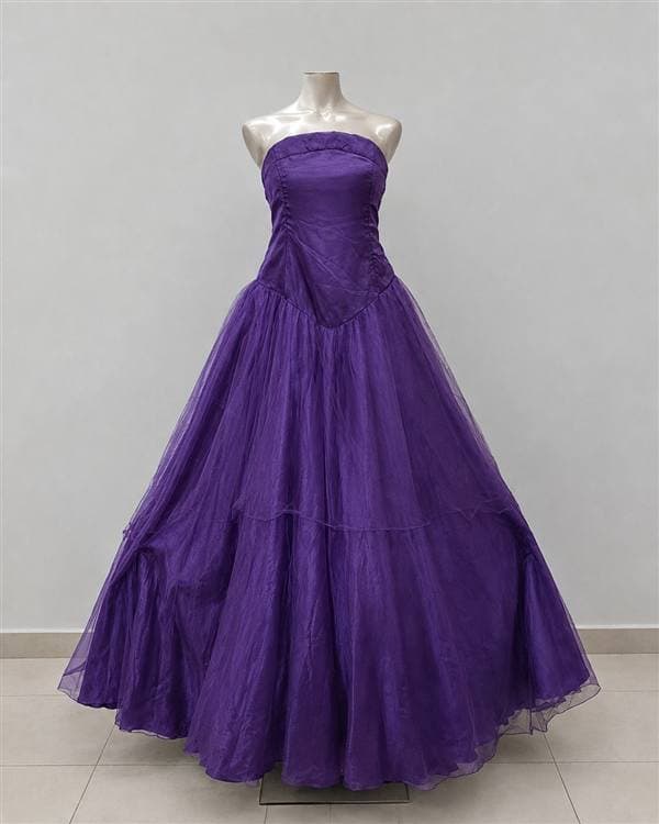 Dama antigua morada o vestido de fiesta