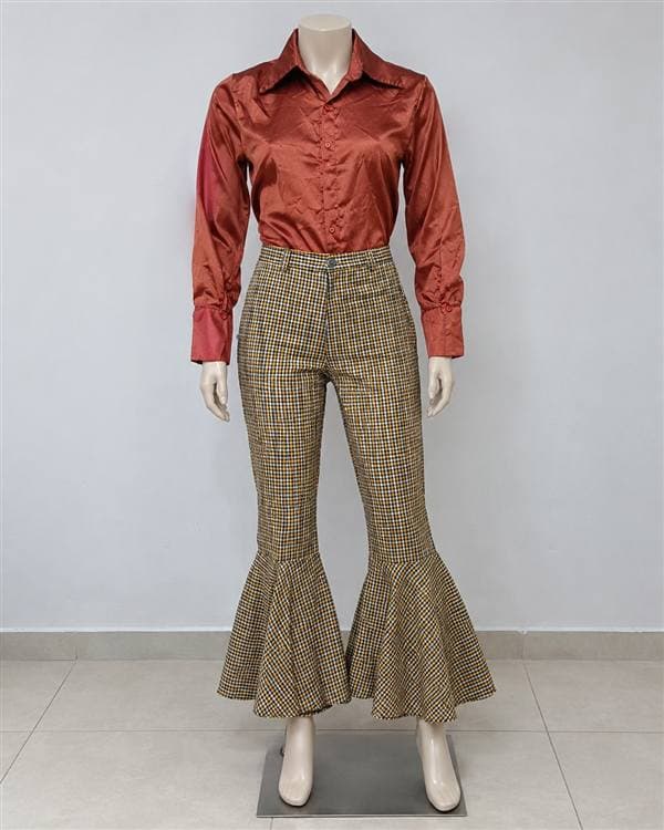 Años 60 (camisa café satín, pantalón cuadros)