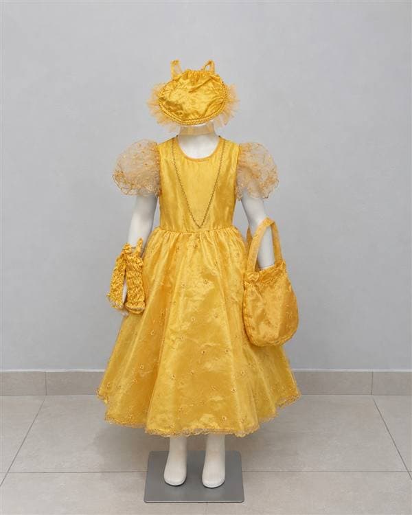 Bella (amarilla con bolso y guantes)